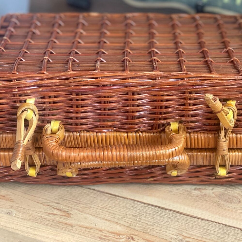 Vintage Wicker Picnic Basket Tote Double Latched Woven Rattan Retro Handbag - Picture 3 of 8
